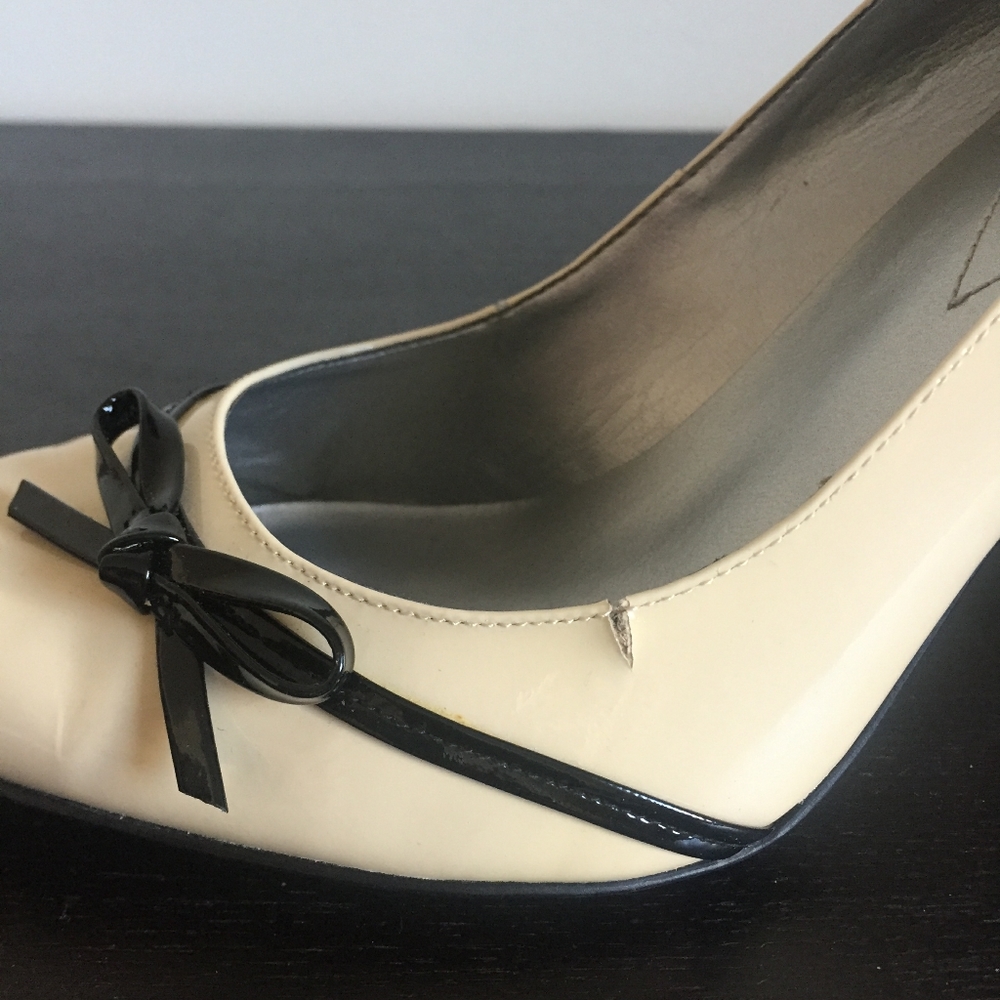 Guess Parent Leather Pumps - Picture 2 of 5